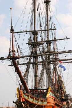 Hollanda 'nın sularındaki klasik ahşap yelkenli.