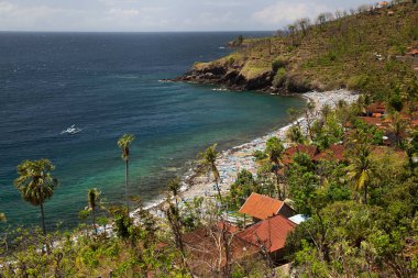 Güneş ışığı, batur gölü ve Endonezya 'da kıyıya demir atmış tekne manzarası