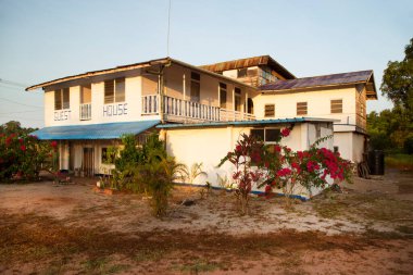 Surinam, Zanderij 'de misafir evi.