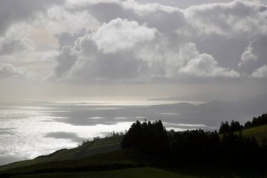 Bulutlu gökyüzü ile güzel bir manzara