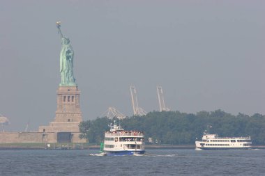 New York, Amerika 'da güneşli bir günde Özgürlük Heykeli