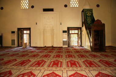 Cami 'nin içinde. Penceresi kubbeli eski güzel tuğla duvar.