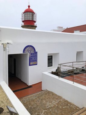 Beyaz duvarlı kırmızı deniz feneri