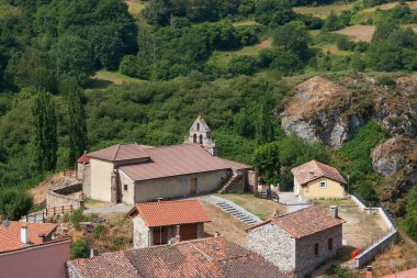 Dağlardaki köyün güzel manzarası