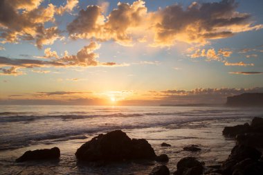 Denizin üzerinde güzel bir gün doğumu