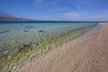 Deniz ve mavi gökyüzü olan güzel sahil 
