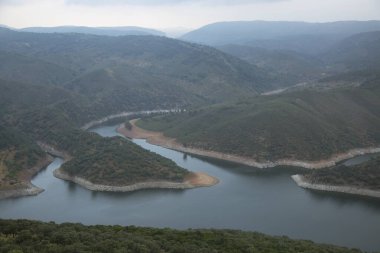 Nehirli güzel dağ manzarası