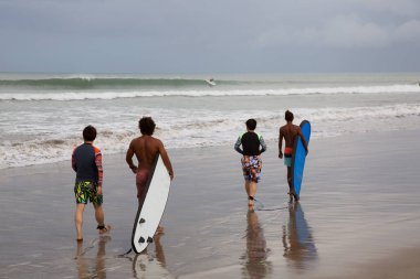 Sörfçülerin kumsaldaki görüntüsü, seyahat görüntüleri.