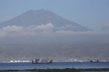 Gemisi olan güzel bir deniz manzarası