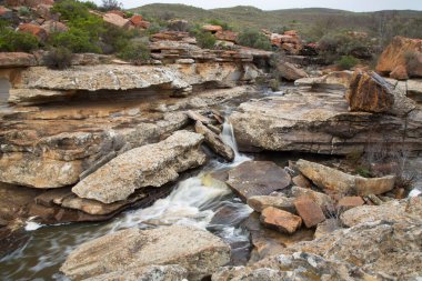 Dağlarda güzel bir şelale 