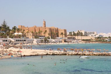 Sahildeki turist manzarası  