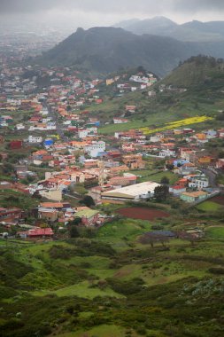 Vadi köyü binalarıyla dolu dağ manzarası