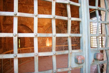 Eski ahşap bir pencere ve bir bardak su.