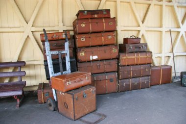 Birçok farklı boyut ve renkte eski kutular