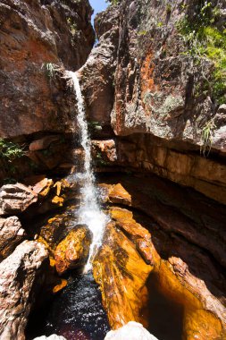 Şelaleli büyük taşların doğal manzarası.