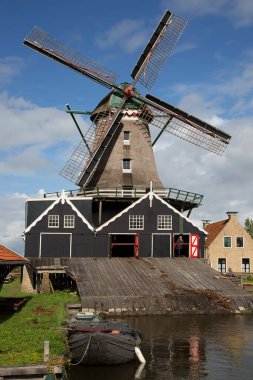 Köydeki eski yel değirmeni.