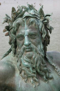 Versailles 'in fıskiyeleri ve heykelleri ile güzel bir bahçe.