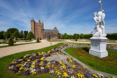 Bağlı şato ve geniş resmi bahçe, hanım evlatları, Viola, çiçek sınırları.