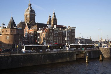 Amsterdam kanal kemerinde sokak hayatı olan tipik Hollanda mimari binaları  