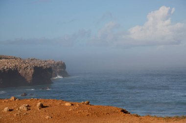 Keskin kayalar, dik uçurumlar, düşük büyüyen çalılıklar ve gizli kumsal parçaları ile kıyı boyunca uzanan engebeli doğa bölgesi, yüksek dalgalar kıyı boyunca kırdıyor ve sıçrıyor.