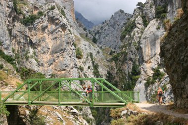 Dağlarda yürüyüş yapan insanlar