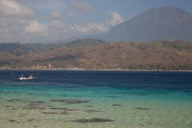 Deniz ve mavi gökyüzü olan güzel sahil 