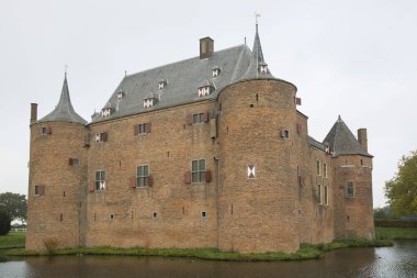 Su kanalı üzerinde ortaçağ binası manzarası