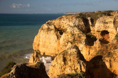 Güzel kayalık deniz manzarası