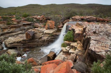 Dağlarda güzel bir şelale 