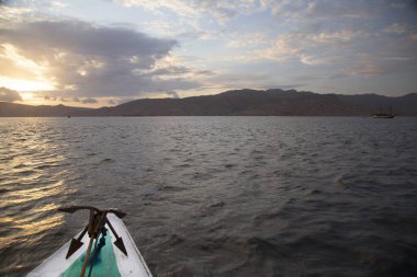 Güzel göl manzarası ve tekneden dağlar.