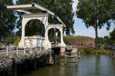 Amsterdam 'daki eski köprü. 