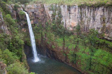 Şelale manzarası, Mac Şelalesi, uçurumdan bir göle akan nehir.