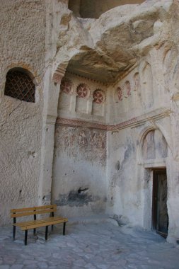 Mağara kiliselerinin duvarlarına ve tavanına Hıristiyan dekorasyonu ve oyma detayları