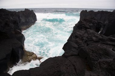 Güzel kayalık sahil manzarası.