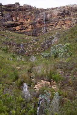 Dağları ve nehri olan güzel bir manzara.