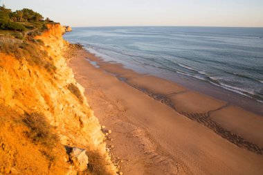 Kayalık deniz kıyısının gün batımı manzarası