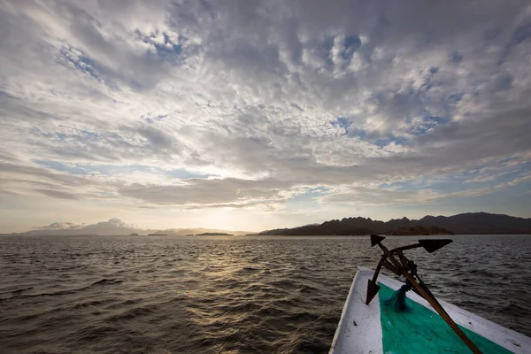 Güzel göl manzarası ve tekneden dağlar.