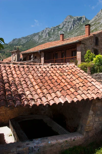 Dağlardaki köyün güzel manzarası 