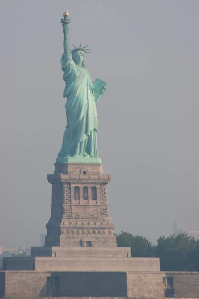 Het Vrijheidsbeeld New York Een Zonnige Dag — Stockfoto