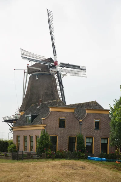 Typische Oude Hollandse Graanmolen Bakstenen Standaard Patroonbestrating Omgebouwd Tot Windenergie — Stockfoto