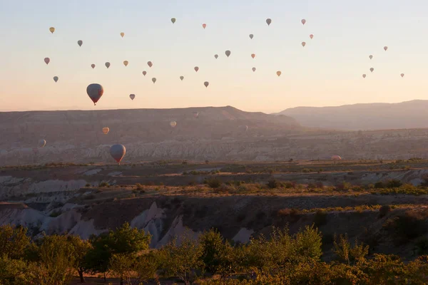 Turistlerle Dolu Sıcak Hava Balonları Ulusal Parkın Üzerindeki Volkanik Bir — Stok fotoğraf