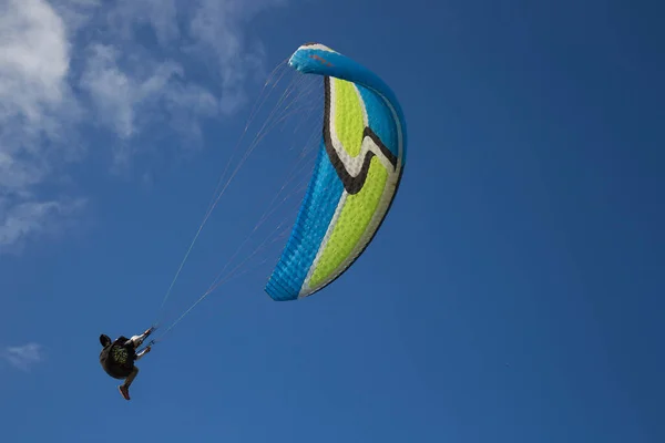 パラグライダーは空を飛んで海の上で — ストック写真