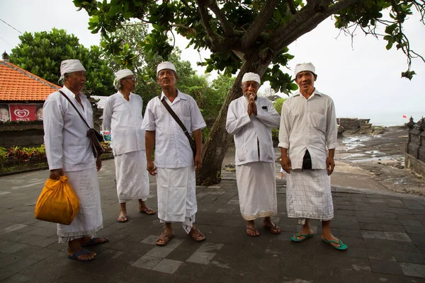 Geleneksel beyaz elbiseli Asyalı erkekler grubu, seyahat fotoğrafları.