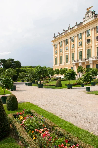 Formální Květinové Záhony Trávník Palácové Zahrady — Stock fotografie