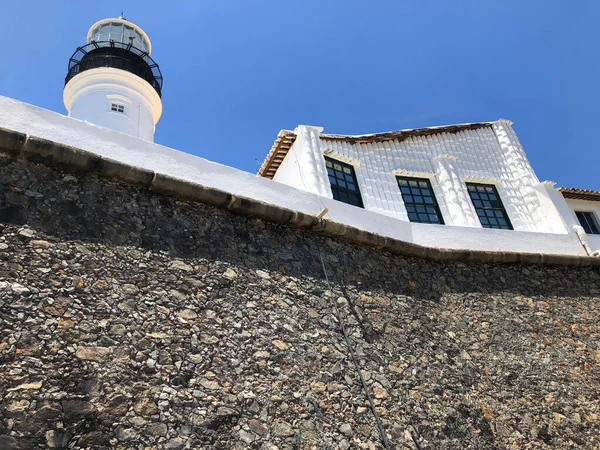 Kıyı kalesinin güneşli manzarası