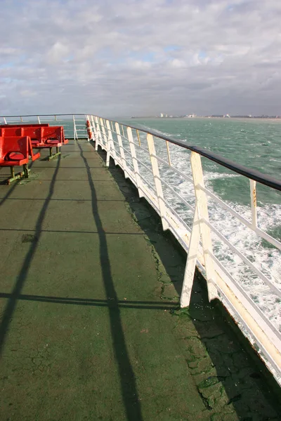 Επιβατικό Κατάστρωμα Κιγκλίδωμα Στο Πλοίο Μεταξύ Γαλλίας Και Αγγλίας Καθίσματα — Φωτογραφία Αρχείου