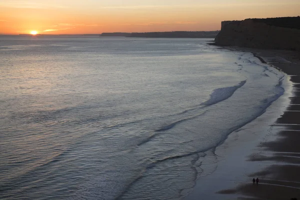 Denizin üzerinde güzel bir gün batımı