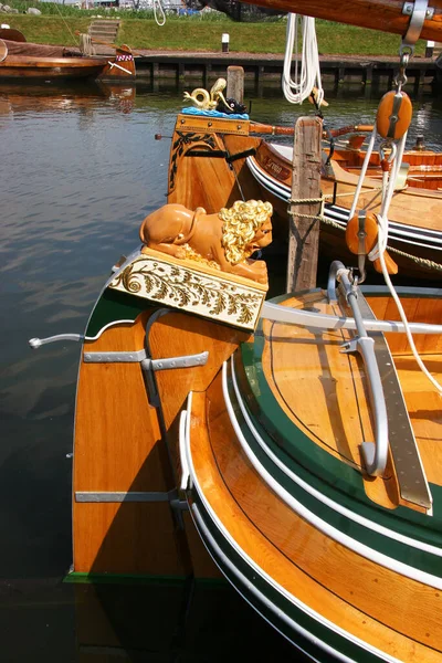 Die Holzboote Auf Den Kanälen Den Niederlanden — Stockfoto