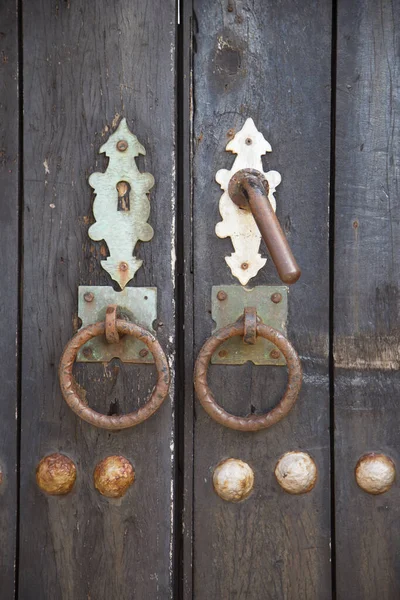 Vieja Puerta Metal Oxidado Con Una Cerradura — Foto de Stock