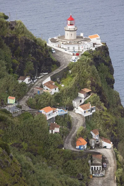 Etrafı Doğal Bulutlarla Çevrili Tarihi Deniz Feneri Bir Uçurumun Tepesine — Stok fotoğraf